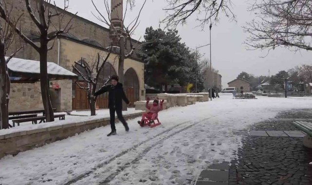 Elazığ&#039;da yılın ilk karı yağdı