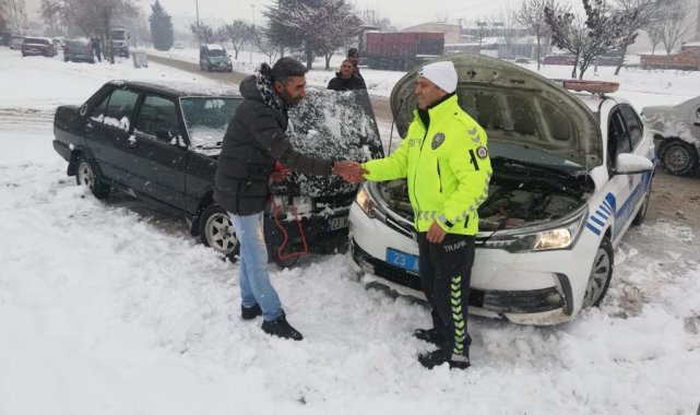 Elazığ'da yolda kalan sürücülerin imdadına polis ekipleri koştu