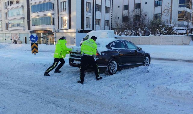 Elazığ'da yolda kalan vatandaşların yardımına trafik polisleri koştu