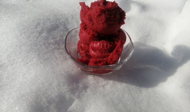 Elazığ&#039;ın patentli lezzeti vişne dondurmasına kışın yoğun ilgi