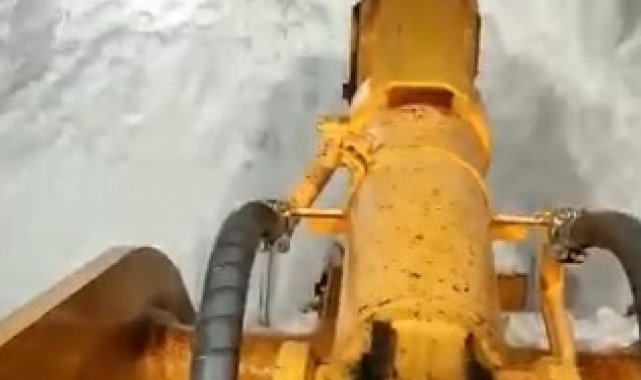 Elektrik arıza ekibi, yoğun kar yağışında 3 saat mahsur kaldı