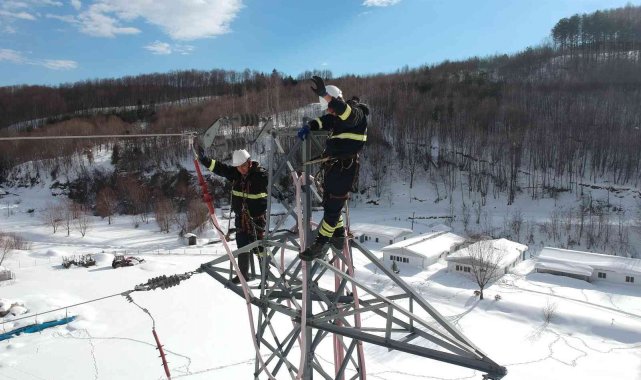 Elektrik arıza ekiplerinin zorlu kar mesaisi
