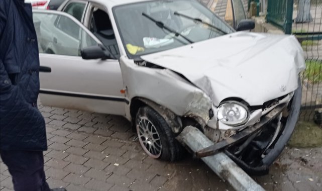 Elektrik direği araca ok gibi saplandı.