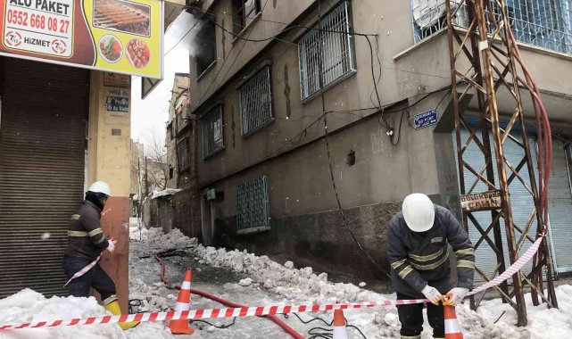 Elektrik kontağı evi yaktı, 2 kişi dumandan etkilendi