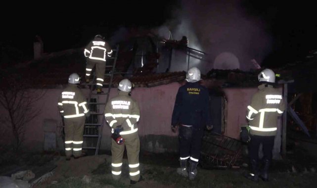 Elektrik kontağında çıkan yangında tek katlı ahşap ev küle döndü