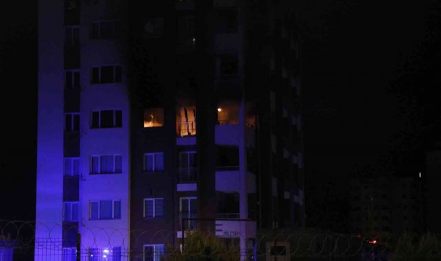 Elektrik kontağından çıkan yangın evi küle çevirdi