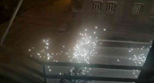 Elektrik tellerinden çıkan kıvılcımlar geceyi aydınlattı