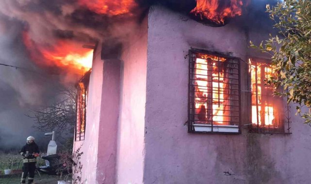 Elektrikli battaniye ev yaktı