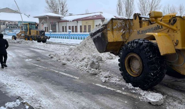 Eleşkirt Belediyesi ekipleri karla mücadele çalışması yaptı