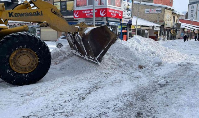 Eleşkirt'te ekiplerin kar temizleme çalışması devam ediyor