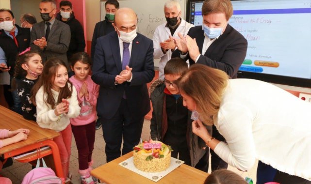 Elinde pastayla sınıfa giren validen öğretmene doğum günü sürprizi