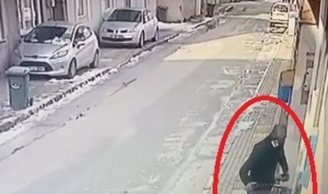 Elini kolunu sallayarak bisikleti çaldı, o anlar kameralara yansıdı