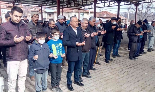 Eller semaya yağmur ve kar yağışı için açıldı