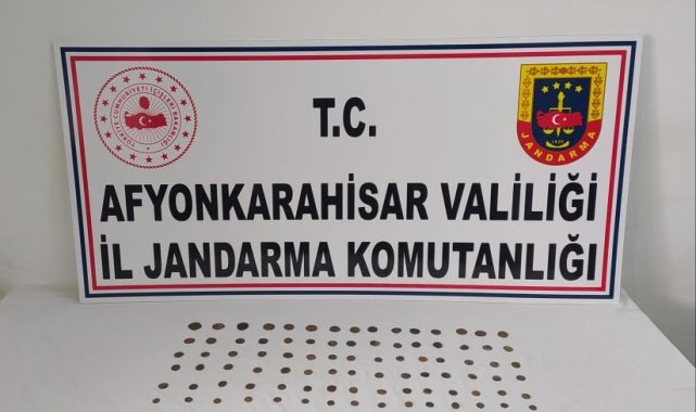 Ellerindeki tarihi sikkeleri satmak isterken jandarmaya yakalandılar