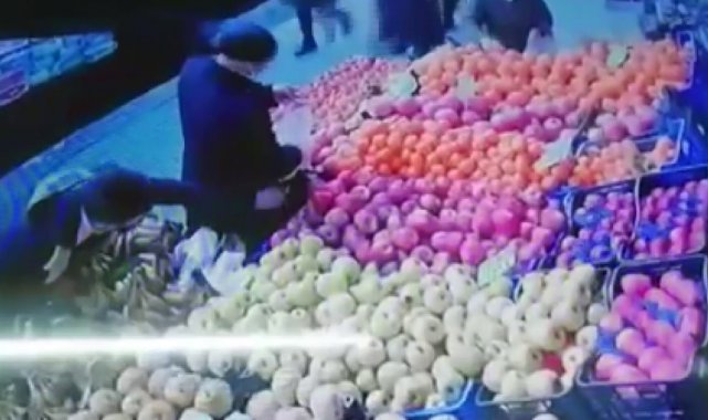 Elma seçerken telefonundan oldu