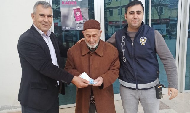 Emekli maaşını düşüren adamı bulup parasını teslim etti