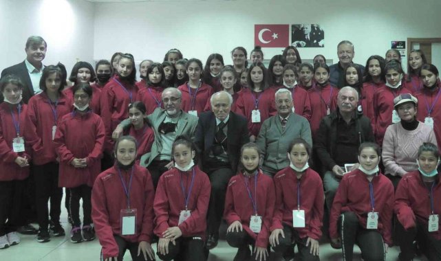 Emekli öğretmenler Kır Çiçeklerini ziyaret etti