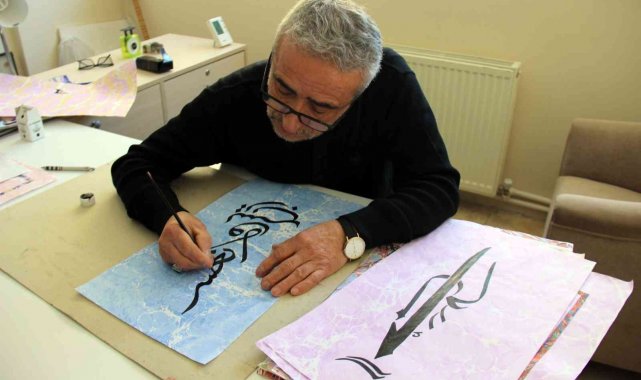 Emekli polis, ebru ve hat sanatını 15 yıldır sabır ve sebat ile sürdürüyor