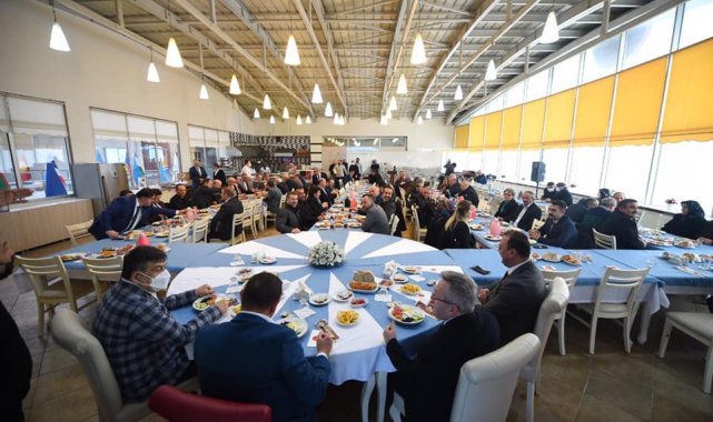 Emekliye ayrılan belediye personellerine teşekkür plaketi