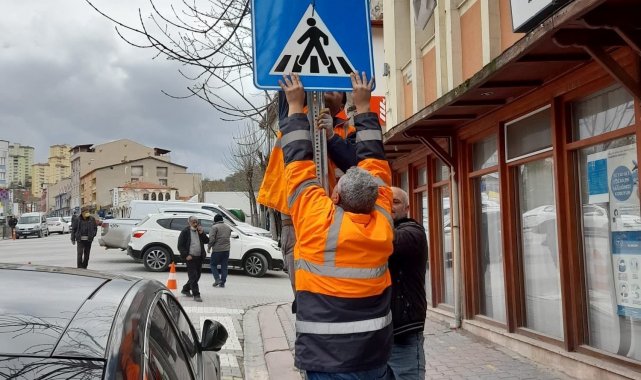 Emet Belediyesi'nden şehir içi levha montaj çalışması