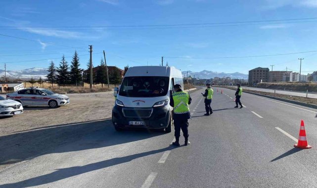 Emirdağ&#039;da jandarmadan işçi servislerine denetim
