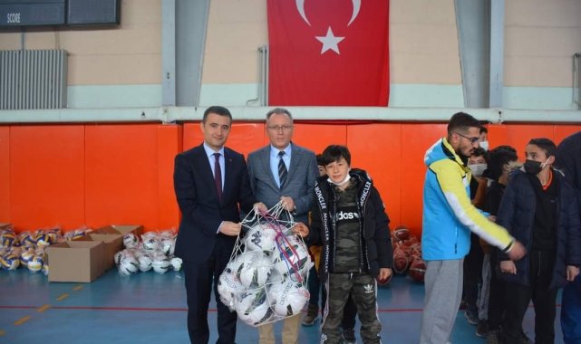 Emirdağ'da okullara spor malzemesi desteği