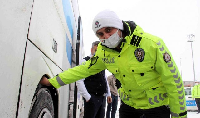 Emniyet ekipleri şehirlerarası otobüsleri denetledi