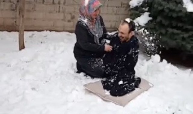 Engelli genç ailesi ile kar topu oynadı, o anlar yürekleri ısıttı