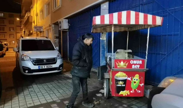 Engelli gencin mısır tezgahının aküsünü ve malzemelerini çaldılar