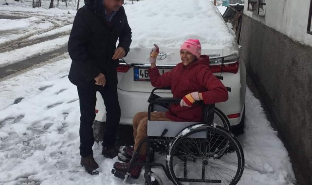 Engelli kızıyla kartopu oynayan baba yürekleri ısıttı