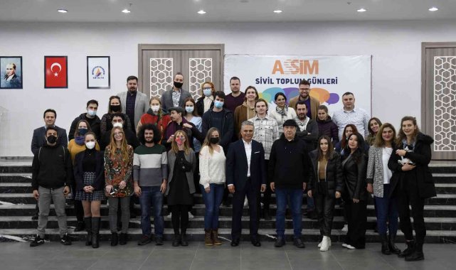 Erasmus programı ile Antalya'ya gelen gençler, şehrin temizliğine dikkat çekti