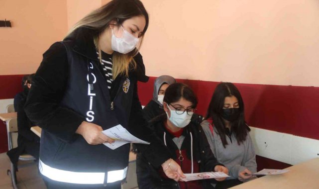 Erciş'te jandarma, polis ve sosyologlar evleri gezerek kadınların telefonlarına KADES uygulaması yüklüyor