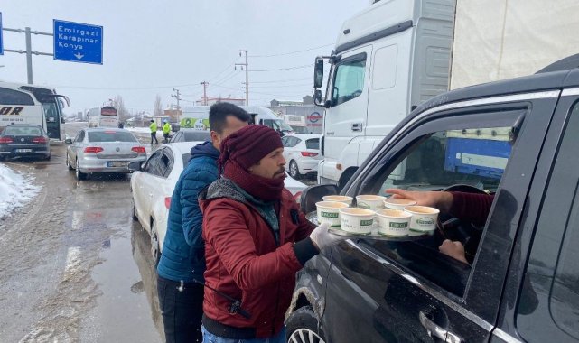 Ereğli Belediyesi karda bekleyen vatandaşlara çorba ikramında bulundu