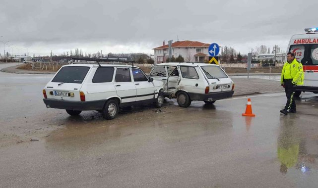 Ereğli&#039;de otomobiller çarpıştı: 3 yaralı
