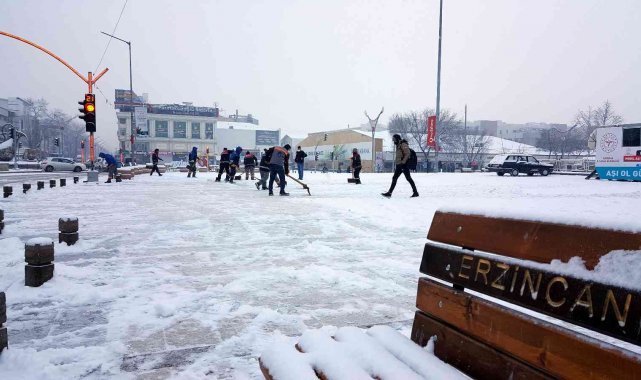 Erzincan yeni yılın ilk gününe karla uyandı