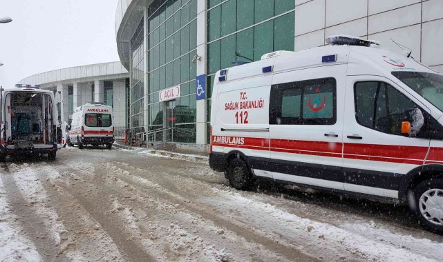 Erzincan'da 5 kişilik aile sobadan sızan karbonmonoksit gazından zehirlendi