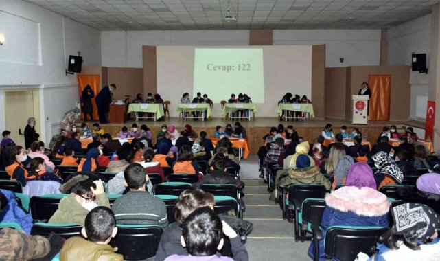 Erzincan'da İmam Hatip Ortaokulları arasında bilgi yarışması düzenlendi