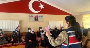 Erzincan'da jandarma, uyuşturucu ile mücadelede bilinçlendirme faaliyetlerine devam ediyor