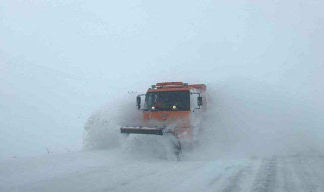 Erzincan'da kar ve tipiden 294 köy yolu ulaşıma kapandı