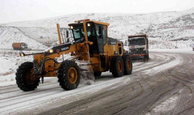 Erzincan'da kar ve tipiden 339 köy yolu ulaşıma kapandı