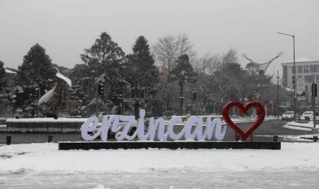 Erzincan'da kar yağışı etkili oluyor