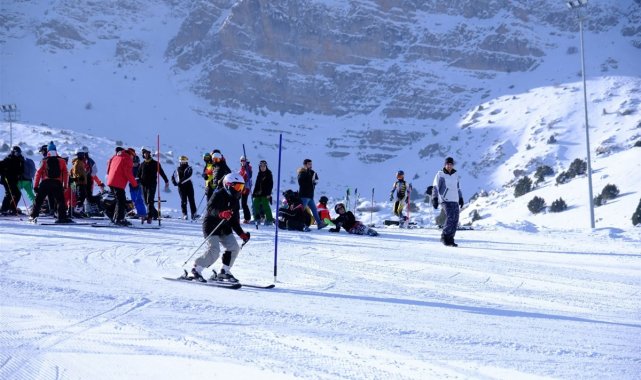 Erzincan'da kayak il birinciliği müsabakaları yapıldı