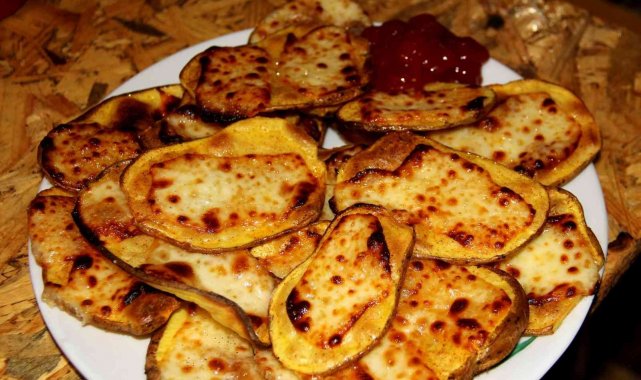 Erzincan'da soğuk kış gecelerinin vazgeçilmez lezzeti kaşarlı patates