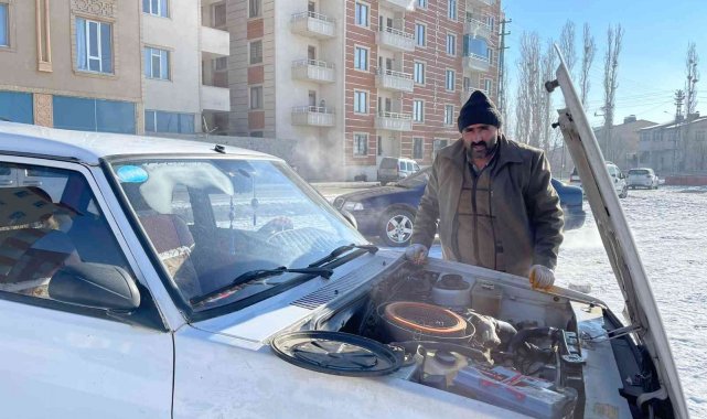 Erzurum'da donan araçlar çalıştırılamadı