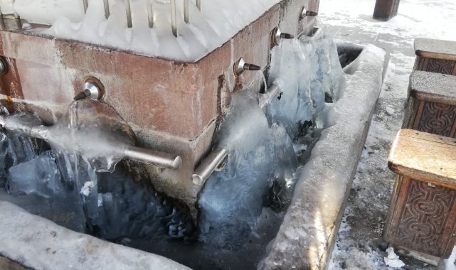 Erzurum'da duvarlar ve şadırvanlar buz tuttu