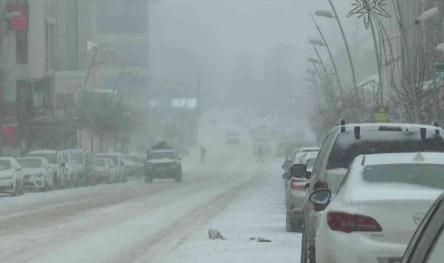 Erzurum&#039;da kar ve tipi etkili oluyor