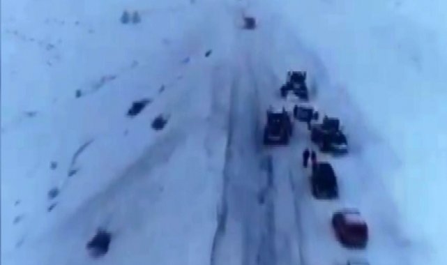Erzurum&#039;da kar yağışı sonrası düşen çığ karayolunu kapattı, ekipler seferber oldu