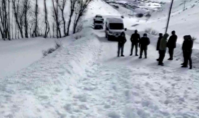 Erzurum'da üçüncü çığ, 10 araç mahsur kaldı