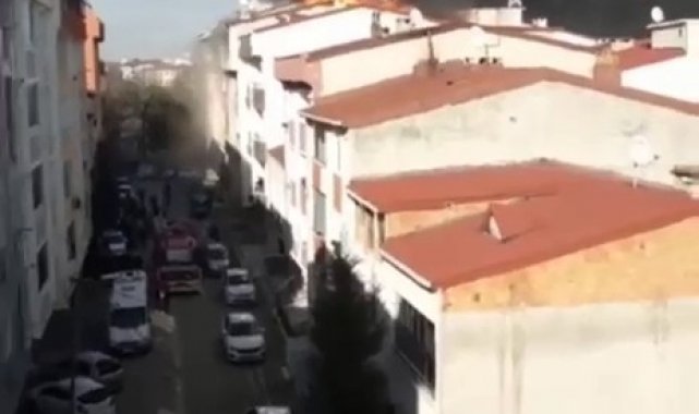 Esenyurt&#039;ta çatı katı alev alev yandı
