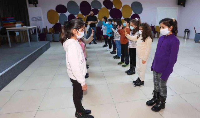 Esenyurt'ta çocuklar tiyatro eğitimi ile hem öğreniyor hem sosyalleşiyor